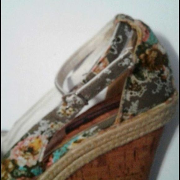 Material Girl Boho Retro Y2K Grayish Floral Beachy Platform Sandals - Picture 5 of 9